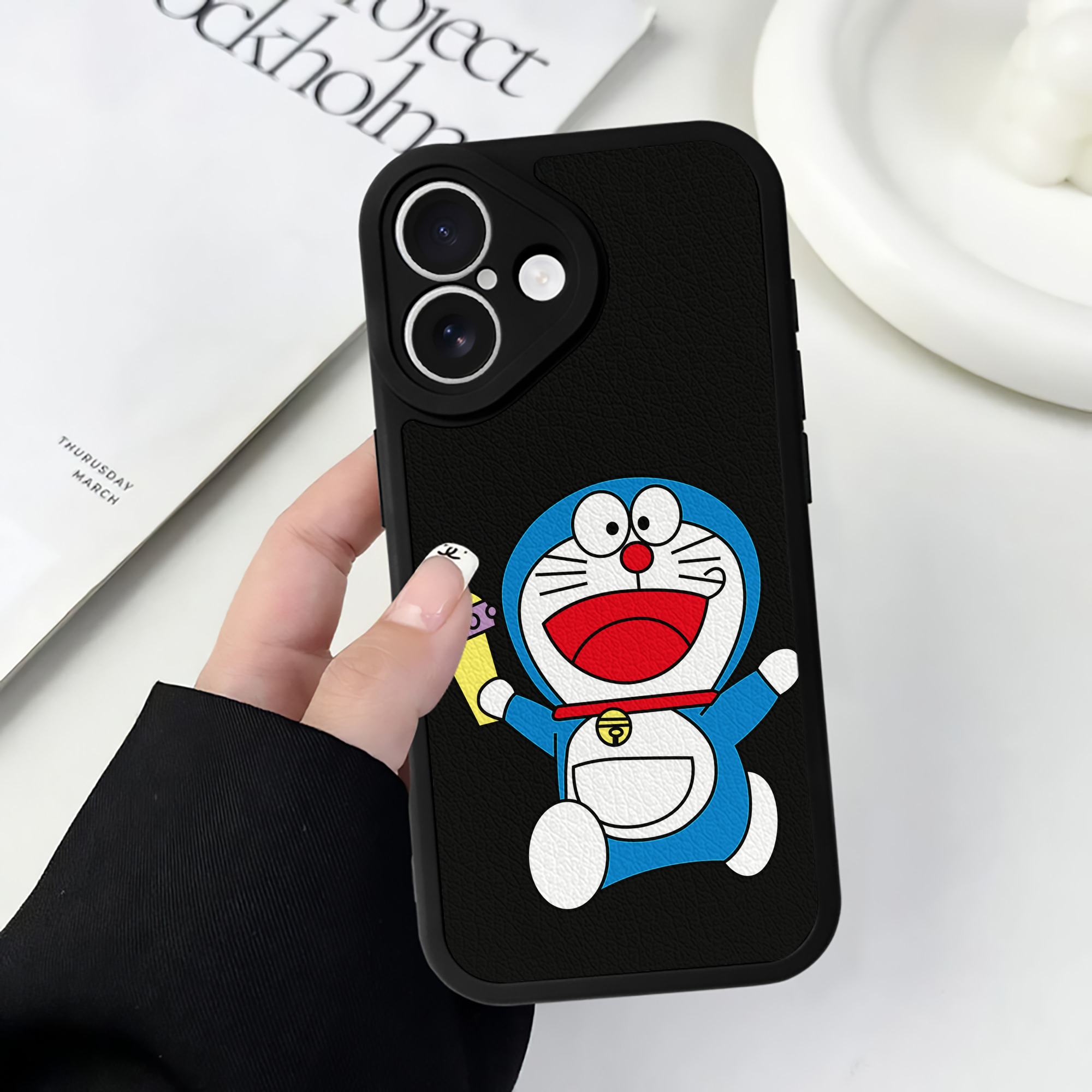 （画像用） ドラえもん Doraemon 【iPhone 16シリーズ対応】シリコンスマホケース（レザー調） 材質：シリコン